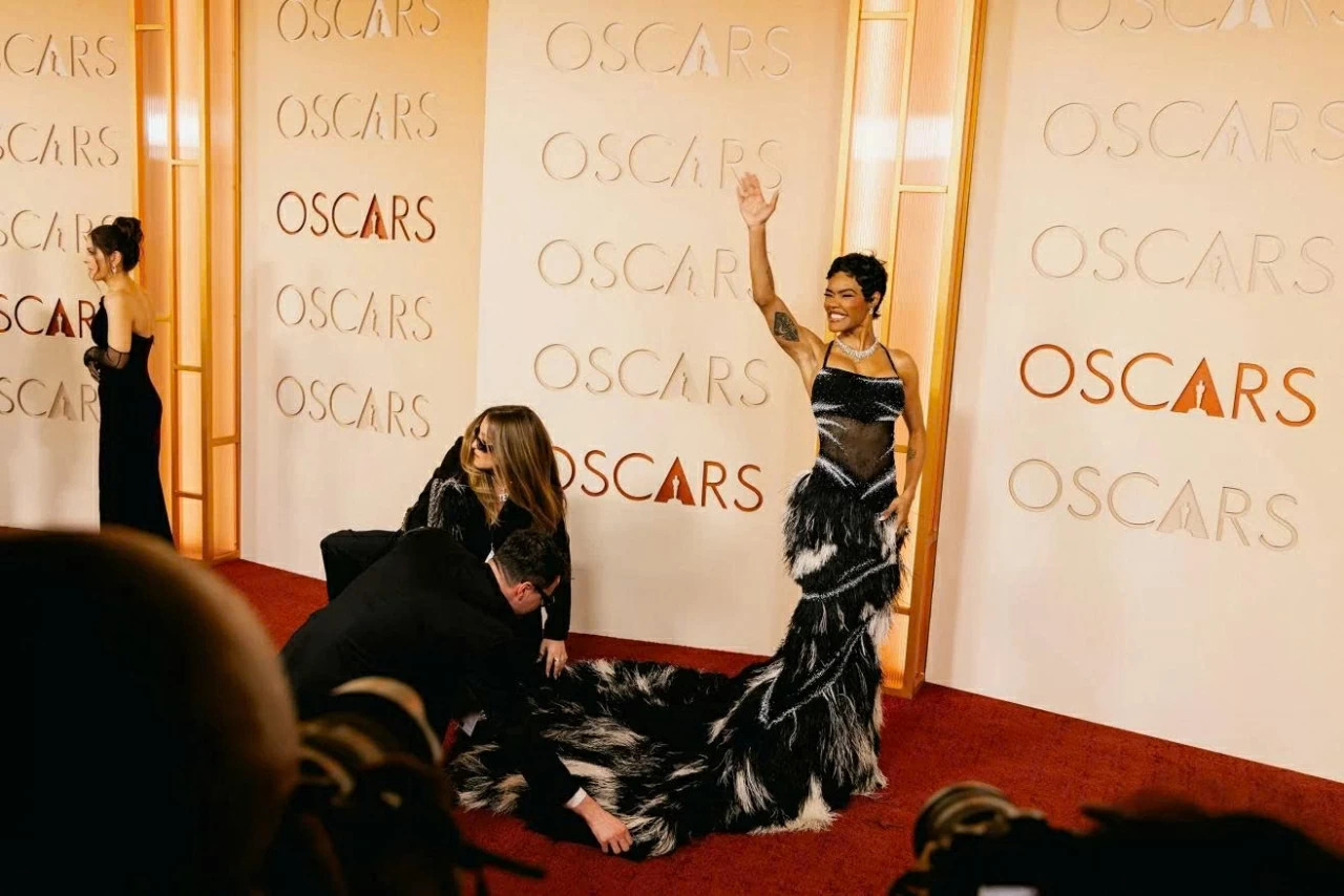 Xu hướng lông vũ lên ngôi tại Oscar, thảm đỏ phủ kín những thiết kế ấn tượng