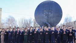 Thủ tướng Phạm Minh Chính dâng hoa tại tượng đài Chủ tịch Hồ Chí Minh và Đài tưởng niệm liệt sĩ vô danh ở Moscow