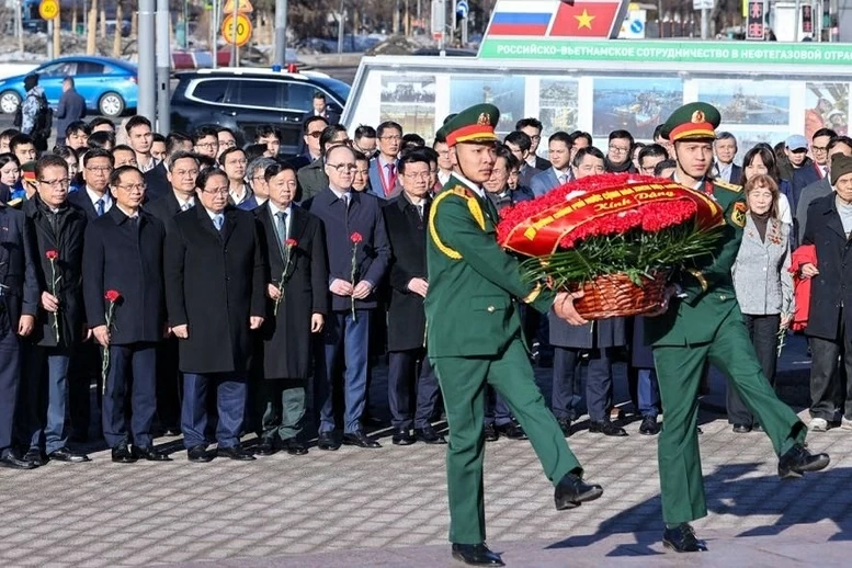 Thủ tướng Phạm Minh Chính dâng hoa tại Tượng đài Chủ tịch Hồ Chí Minh và Đài tưởng niệm Liệt sĩ Vô danh ở Moscow (Nga)