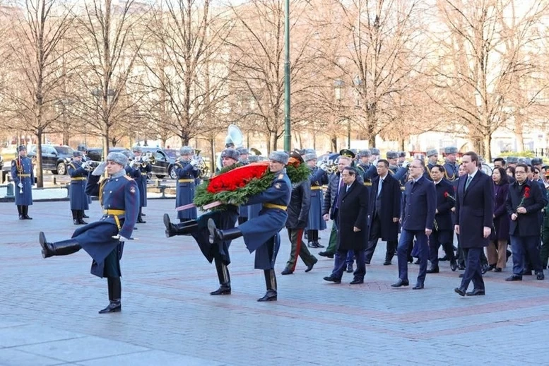 Thủ tướng Phạm Minh Chính dâng hoa tại Tượng đài Chủ tịch Hồ Chí Minh và Đài tưởng niệm Liệt sĩ Vô danh ở Moscow (Nga)