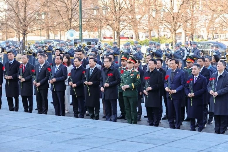 Thủ tướng Phạm Minh Chính dâng hoa tại Tượng đài Chủ tịch Hồ Chí Minh và Đài tưởng niệm Liệt sĩ Vô danh ở Moscow (Nga)