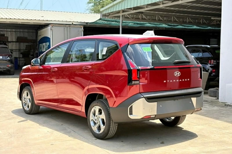 Ở phía sau Hyundai Stargazer 2026, thiết kế được tinh chỉnh gọn gàng hơn khi giảm bớt các đường cắt xẻ. 