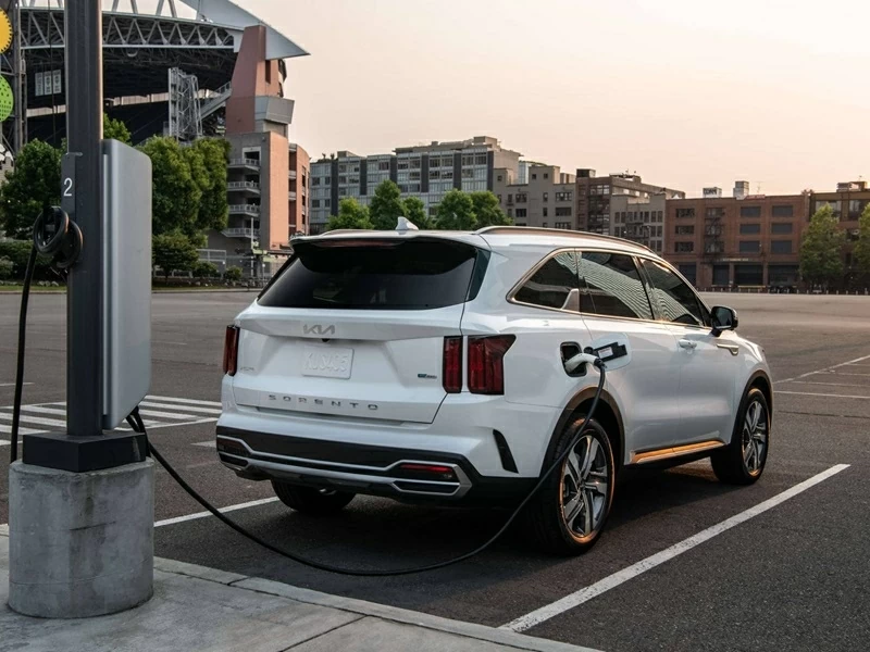 Khi pin được sạc đầy, KIA Sorento PHEV có mức tiêu thụ nhiên liệu chỉ khoảng 2 – 2,9 lít/100 km.