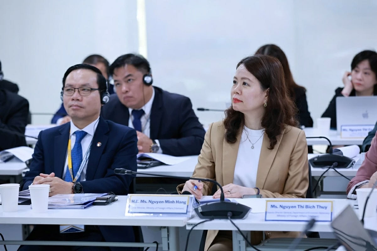 Thứ trưởng Bộ Ngoại giao Nguyễn Minh Hằng: Tăng cường chia sẻ kinh nghiệm phát triển giữa Việt Nam-Lào. (Nguồn: Sở Ngoại vụ thành phố Hồ Chí Minh) Thứ trưởng Bộ Ngoại giao Nguyễn Minh Hằng: Tăng cường chia sẻ kinh nghiệm phát triển giữa Việt Nam-Lào. (Nguồn: Sở Ngoại vụ thành phố Hồ Chí Minh)