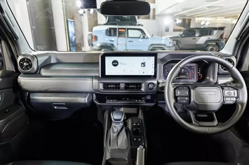 Khoang cabin được thiết kế ưu ti&ecirc;n t&iacute;nh thực dụng với c&aacute;c n&uacute;t bấm lớn, dễ thao t&aacute;c.