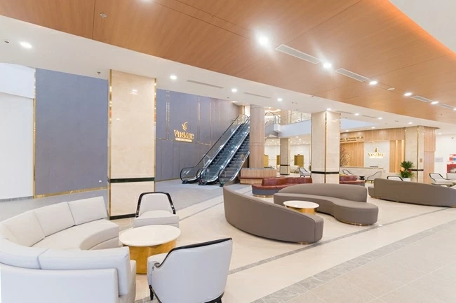 Một không gian như phòng chờ được thiết kế tinh tế và thoáng đãng, góp phần “chữa lành” tinh thần cho người bệnh (Ảnh: VIN)