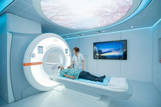 Sở hữu siêu máy chụp cộng hưởng từ MRI 3.0 Tesla MAGNETOM Vida XT hiện đại hàng đầu thế giới (Ảnh: VIN)