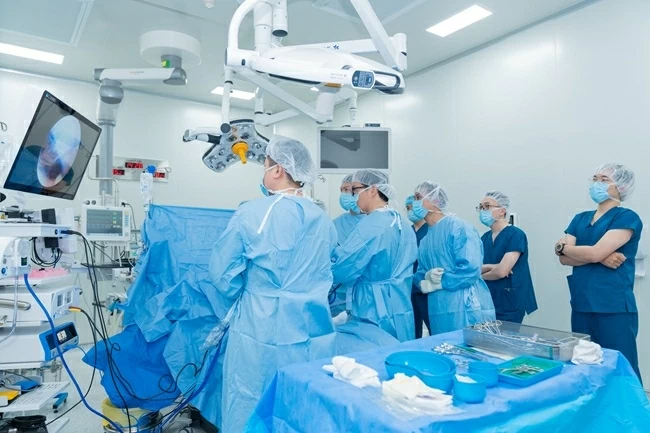 Hệ thống mổ hiện đại, tích hợp đồng nộ các công nghệ tiên tiến (Ảnh: VIN)
