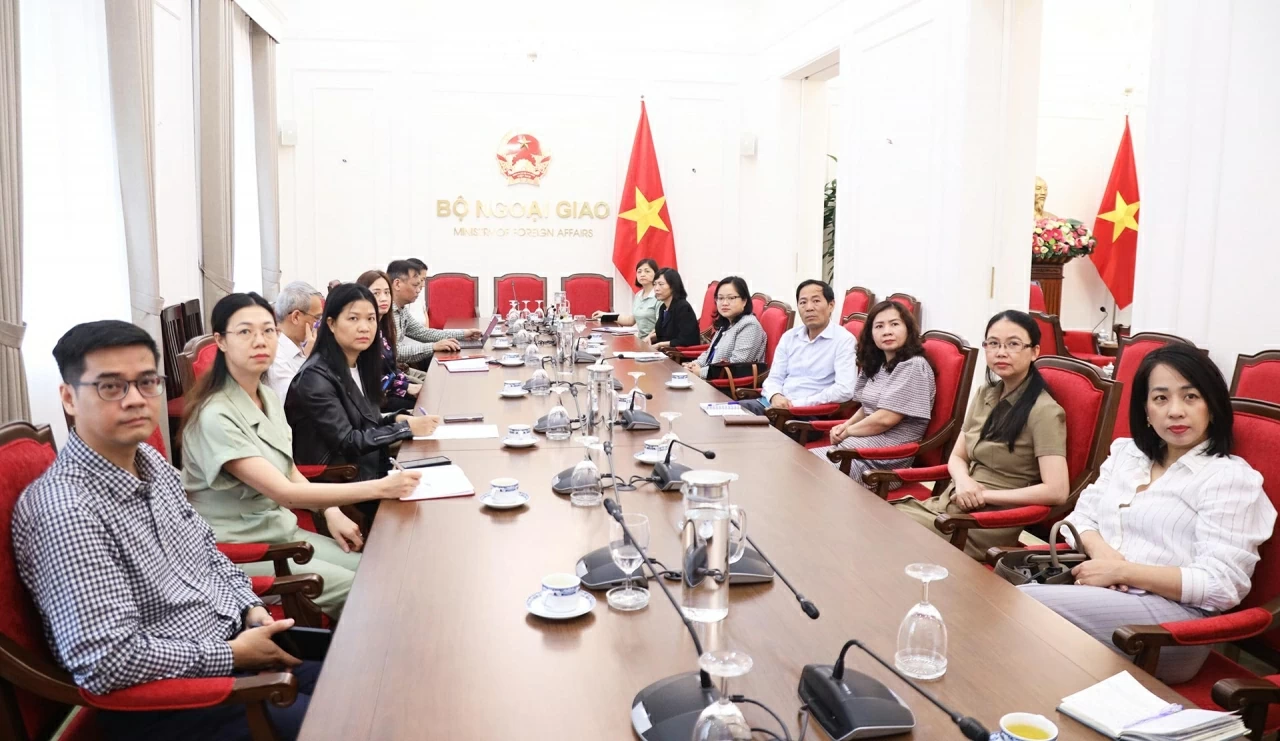 Tại điểm cầu Bộ Ngoại giao có sự tham dự của lãnh đạo, cán bộ các ban tham mưu, giúp việc Đảng ủy và đại diện các đơn vị trực thuộc Bộ. (Ảnh: Thnhf Long)