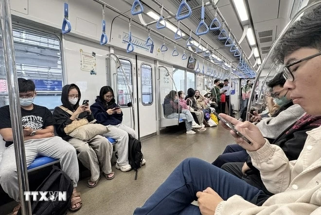 Tiết kiệm và mát mẻ: Lý do khiến xe buýt, tàu điện TP. Hồ Chí Minh luôn kín chỗ Tiết kiệm và mát mẻ: Lý do khiến xe buýt, tàu điện TP. Hồ Chí Minh luôn kín chỗ