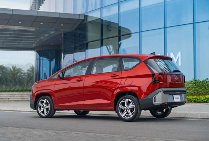 Phần th&acirc;n Stargazer 2026 nổi bật với c&aacute;c đường g&acirc;n dập nổi k&eacute;o d&agrave;i, gi&uacute;p tổng thể tr&ocirc;ng năng động v&agrave; hiện đại hơn.