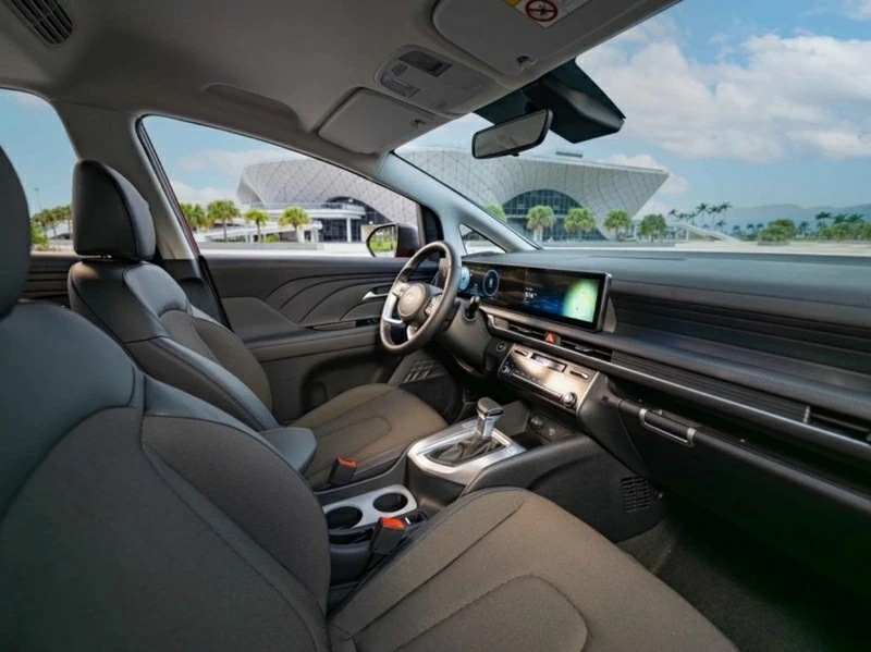 Khoang cabin Hyundai Stargazer 2026 được thiết kế lại theo hướng tối giản và hiện đại, với điểm nhấn là cụm màn hình kép 10,25 inch nối liền.