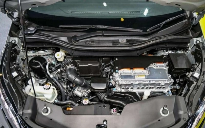 Xpander Hybrid 2026 sử dụng động cơ xăng 1.6L hút khí tự nhiên cho công suất 95 PS và mô-men xoắn 134 Nm, kết hợp với mô-tơ điện mạnh 116 PS và 255 Nm.