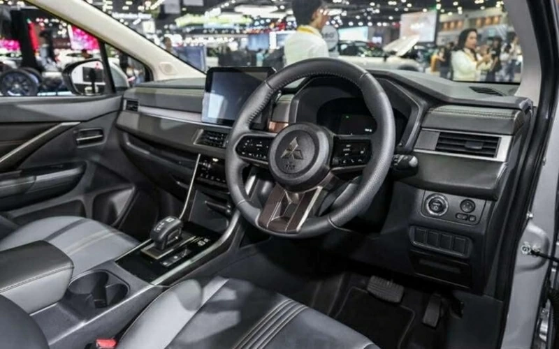 Trong khi đó, khoang cabin của Xpander Hybrid 2026 được hoàn thiện theo hướng tiện nghi và linh hoạt. Trong khi đó, khoang cabin của Xpander Hybrid 2026 được hoàn thiện theo hướng tiện nghi và linh hoạt.