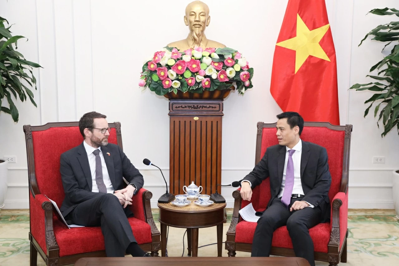 Thứ trưởng Đặng Hoàng Giang và Đại sứ Iain Frew điểm lại những tiến triển tích cực trong quan hệ ASEAN-Anh thời gian qua. (Ảnh: Thành Long)