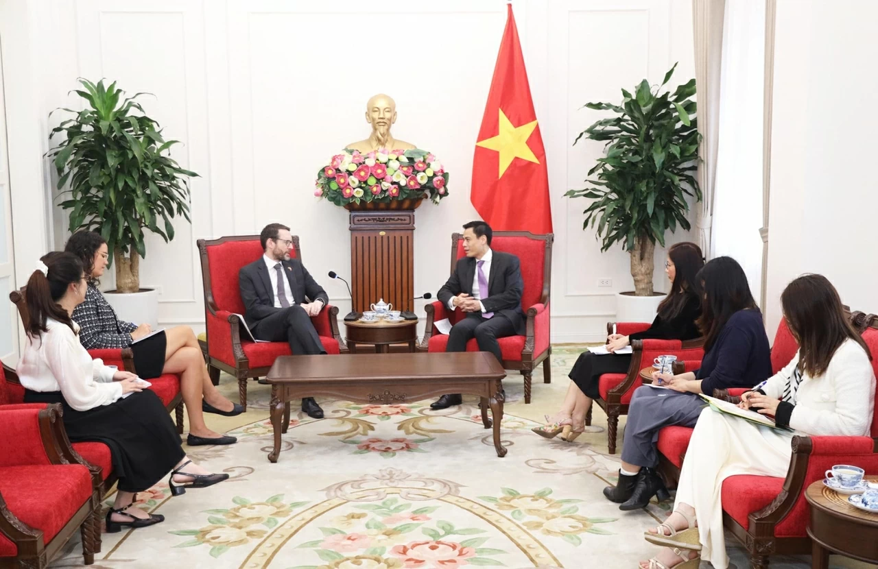 Toàn cảnh buổi làm việc giữa Thứ trưởng Ngoại giao Đặng Hoàng Giang và Đại sứ Đại sứ Vương quốc Anh tại Việt Nam Iain Frew 