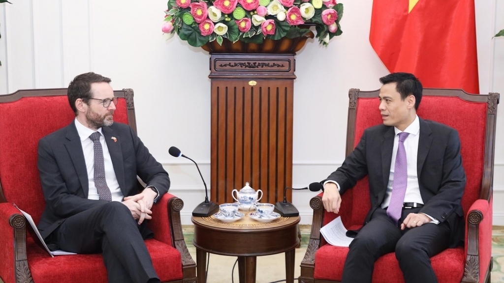 Thứ trưởng Đặng Hoàng Giang tiếp Đại sứ Anh Iain Frew, trao đổi thúc đẩy hợp tác ASEAN - Anh