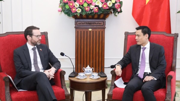 Thứ trưởng Đặng Hoàng Giang tiếp Đại sứ Anh Iain Frew, trao đổi thúc đẩy hợp tác ASEAN - Anh