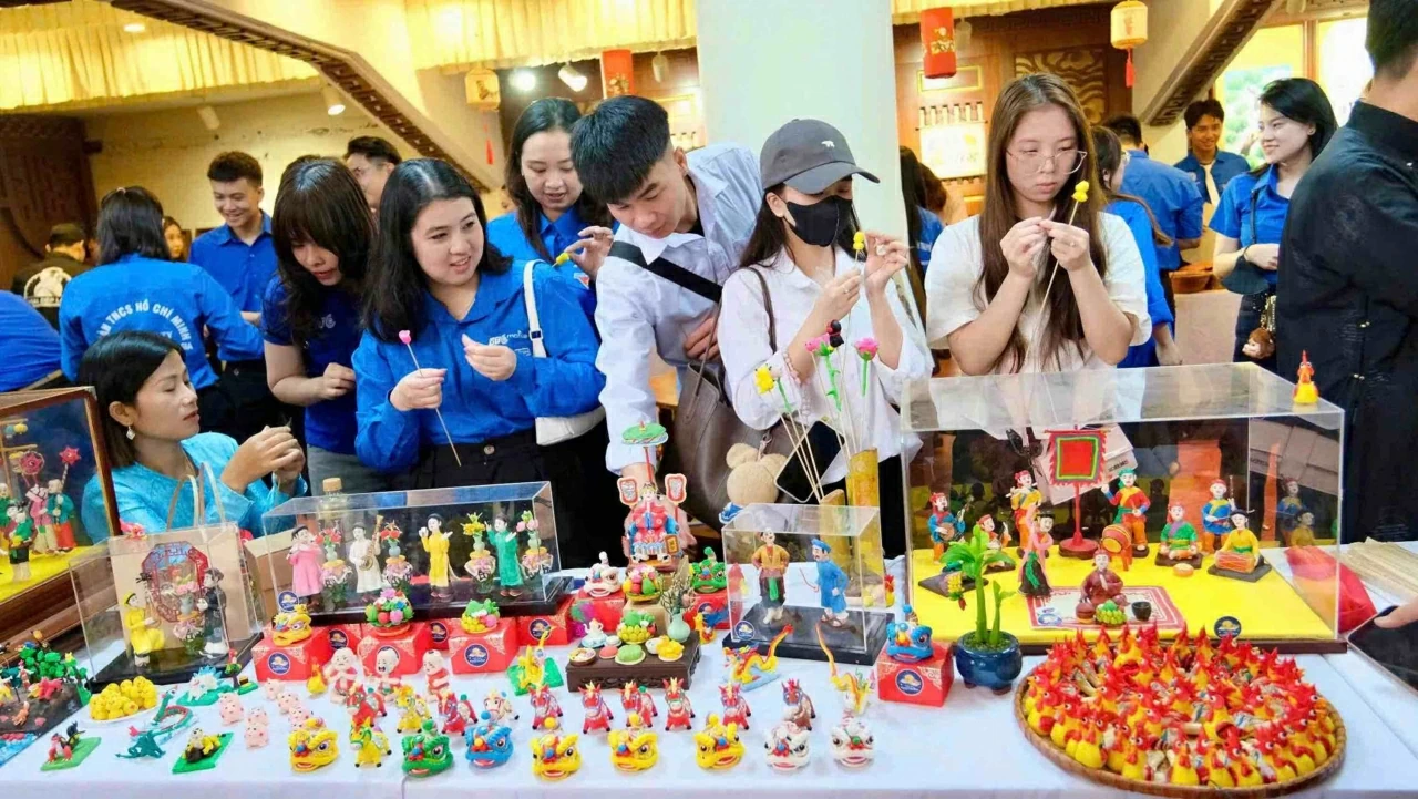 Tự hào truyền thống 95 năm Đoàn TNCS Hồ Chí Minh: Tuổi trẻ lan tỏa giá trị văn hóa dân tộc Tự hào truyền thống 95 năm Đoàn TNCS Hồ Chí Minh: Tuổi trẻ lan tỏa giá trị văn hóa dân tộc