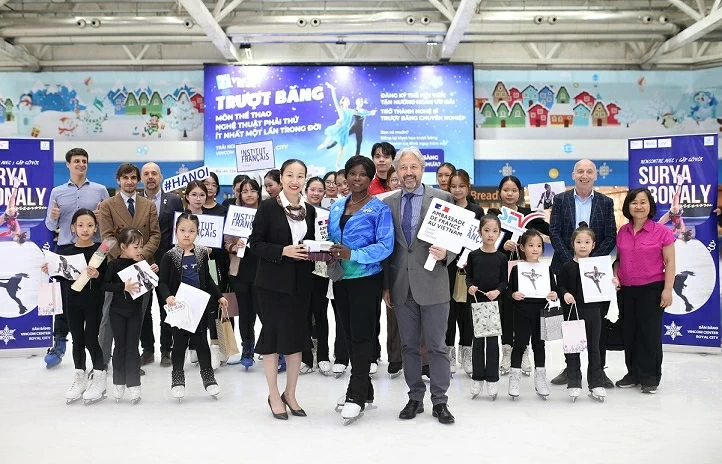 Huyền thoại Surya Bonaly truyền lửa cho thế hệ trẻ trượt băng nghệ thuật Việt Nam Huyền thoại Surya Bonaly truyền lửa cho thế hệ trẻ trượt băng nghệ thuật Việt Nam