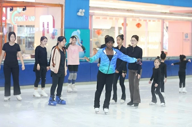 Huyền thoại Surya Bonaly truyền lửa cho thế hệ trẻ trượt băng nghệ thuật Việt Nam Huyền thoại Surya Bonaly truyền lửa cho thế hệ trẻ trượt băng nghệ thuật Việt Nam