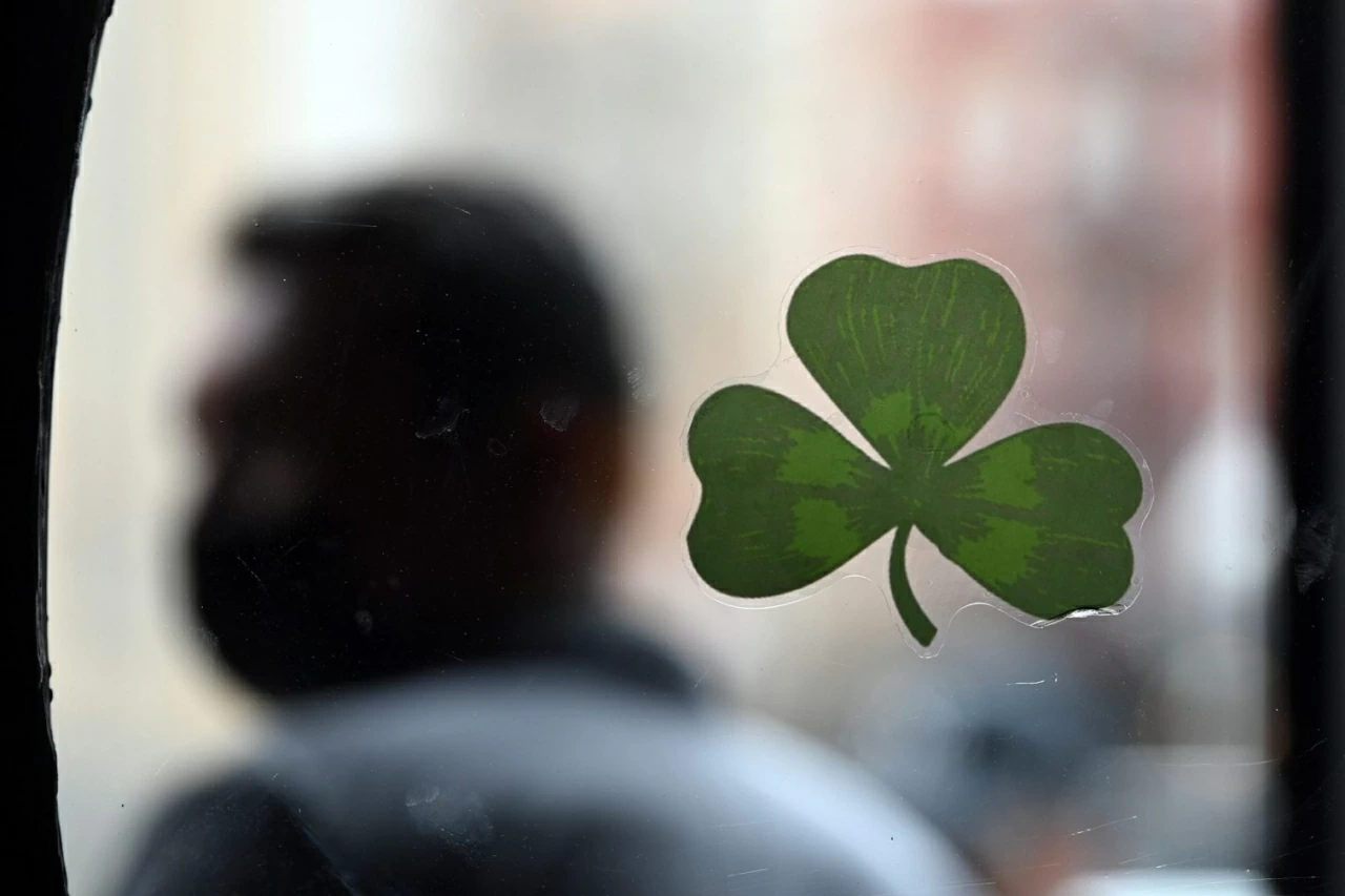 Ireland đi trên dây với ‘bài toán ba lá’ Ireland đi trên dây với ‘bài toán ba lá’
