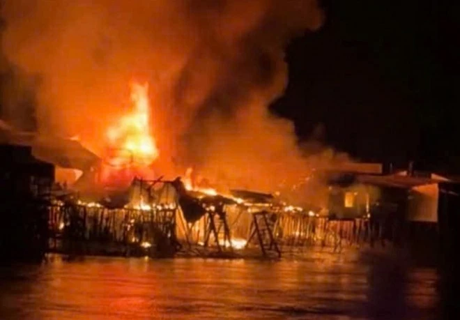Cà Mau: Hỏa hoạn trong đêm thiêu rụi 9 căn nhà của 8 hộ dân