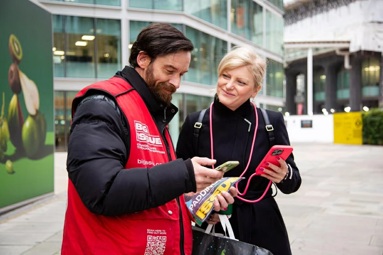 “Phao cứu sinh” của những người bán báo dạo ở Anh “Phao cứu sinh” của những người bán báo dạo ở Anh