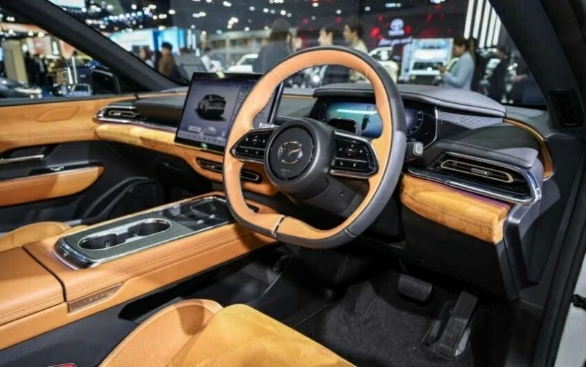 Không gian nội thất được chăm chút kỹ lưỡng với nhiều trang bị cao cấp. Không gian nội thất được chăm chút kỹ lưỡng với nhiều trang bị cao cấp.