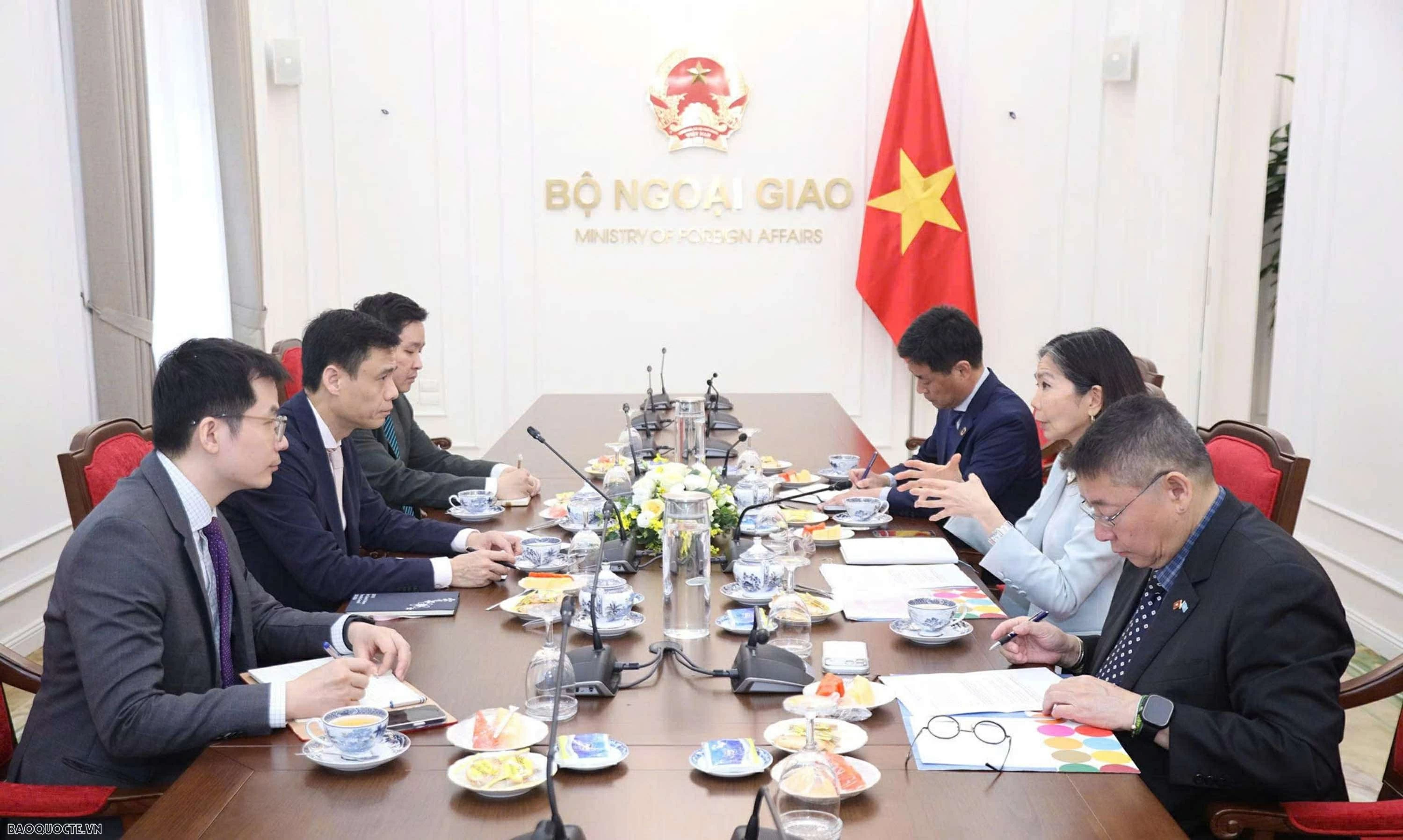 Thứ trưởng Ngoại giao Đặng Hoàng Giang làm việc với Điều phối viên thường trú Liên hợp quốc tại Việt Nam Pauline Tamesis
