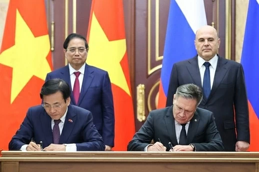 Thủ tướng Phạm Minh Chính và Thủ tướng Liên bang Nga Mikhail Mishustin chứng kiến Lễ ký kết Hiệp định về hợp tác xây dựng Nhà máy điện hạt nhân trên lãnh thổ Việt Nam. (Ảnh: VGP/Nhật Bắc)