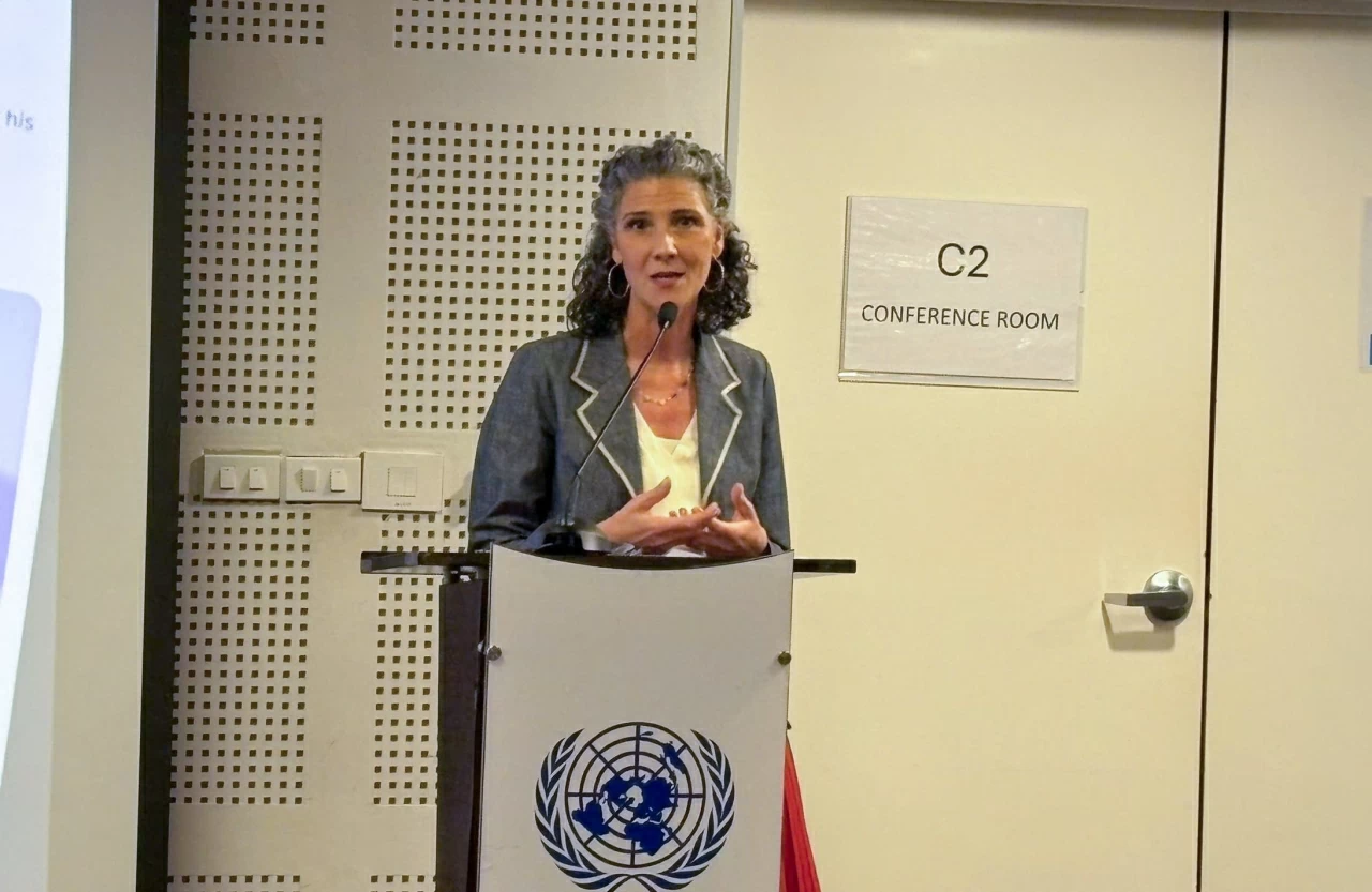 Đại diện UNDP Ramla Khalidi chia sẻ về thách thức và cơ hội của AI trong lĩnh vực báo chí. (Ảnh: Ngọc Anh) Đại diện UNDP Ramla Khalidi chia sẻ về thách thức và cơ hội của AI trong lĩnh vực báo chí. (Ảnh: Ngọc Anh)