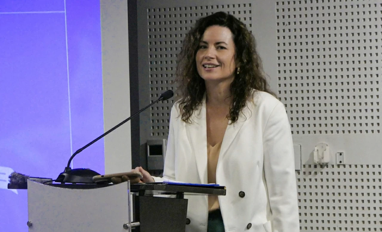 Bà Leigh McCumber nhấn mạnh yêu cầu minh bạch và trách nhiệm trong sử dụng AI. (Ảnh: Ngọc Anh)