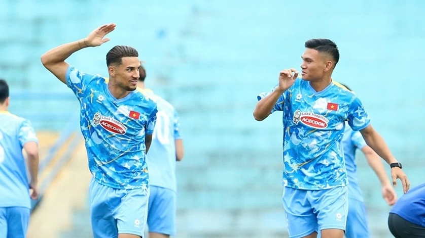 HLV Kim Sang Sik háo hức sử dụng bộ đôi Xuân Son - Hoàng Hên