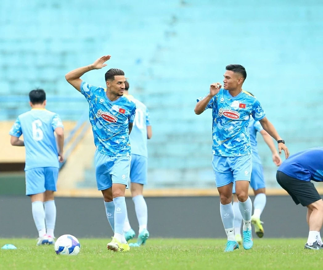 HLV Kim Sang Sik háo hức sử dụng bộ đôi Xuân Son - Hoàng Hên