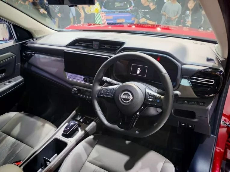 Bên trong cabin, Nissan Kicks 2026 có khoang lái được làm mới hoàn toàn. 