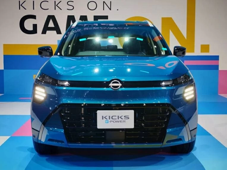 Phần đầu xe được tái thiết kế với lưới tản nhiệt V-Motion 3D. 