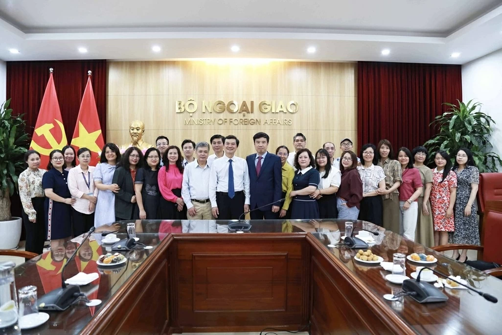 Chi bộ Báo Thế giới và Việt Nam sinh hoạt chuyên đề về kỹ năng sáng tạo tác phẩm báo chí trong xây dựng Đảng Chi bộ Báo Thế giới và Việt Nam sinh hoạt chuyên đề những điểm mới về xây dựng Đảng trong văn kiện Đại hội lần thứ XIV của Đảng