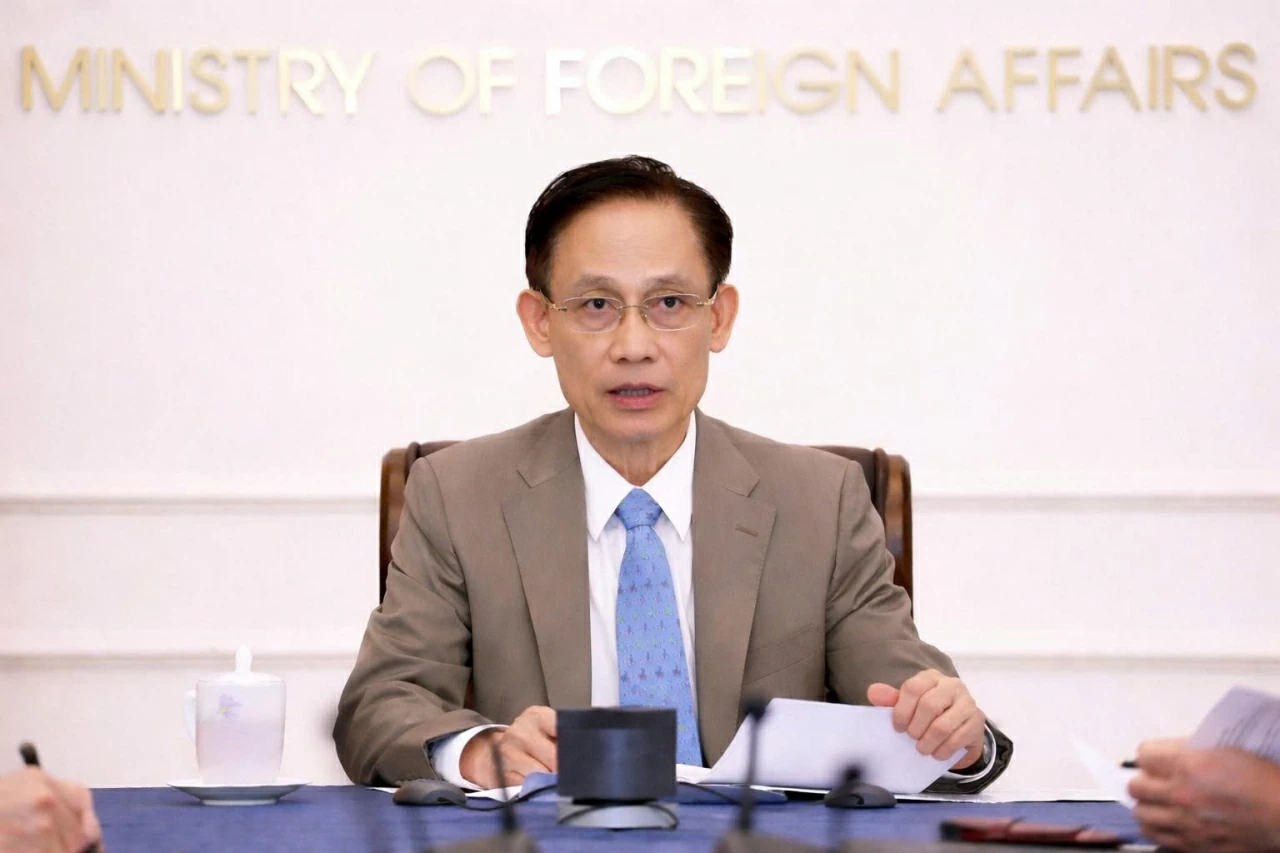 Bộ trưởng Ngoại giao Lê Hoài Trung điện đàm với Bộ trưởng Ngoại giao Philippines Maria Theresa Lazaro