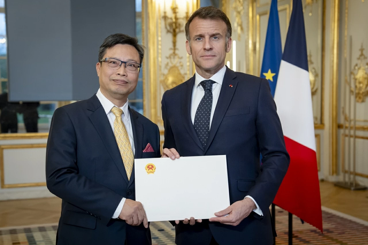 Đại sứ Việt Nam tại Pháp Trịnh Đức Hải trình Quốc thư lên Tổng thống Pháp Emmanuel Macron Đại sứ Việt Nam tại Pháp Trịnh Đức Hải trình Quốc thư lên Tổng thống Pháp Emmanuel Macron