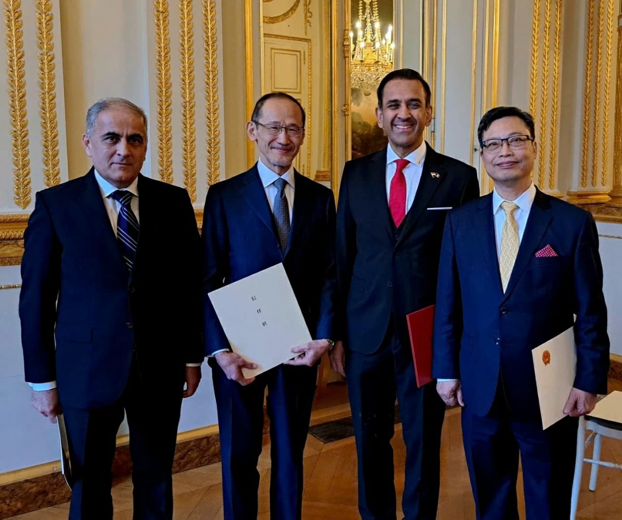Đại sứ Việt Nam tại Pháp Trịnh Đức Hải trình Quốc thư lên Tổng thống Pháp Emmanuel Macron