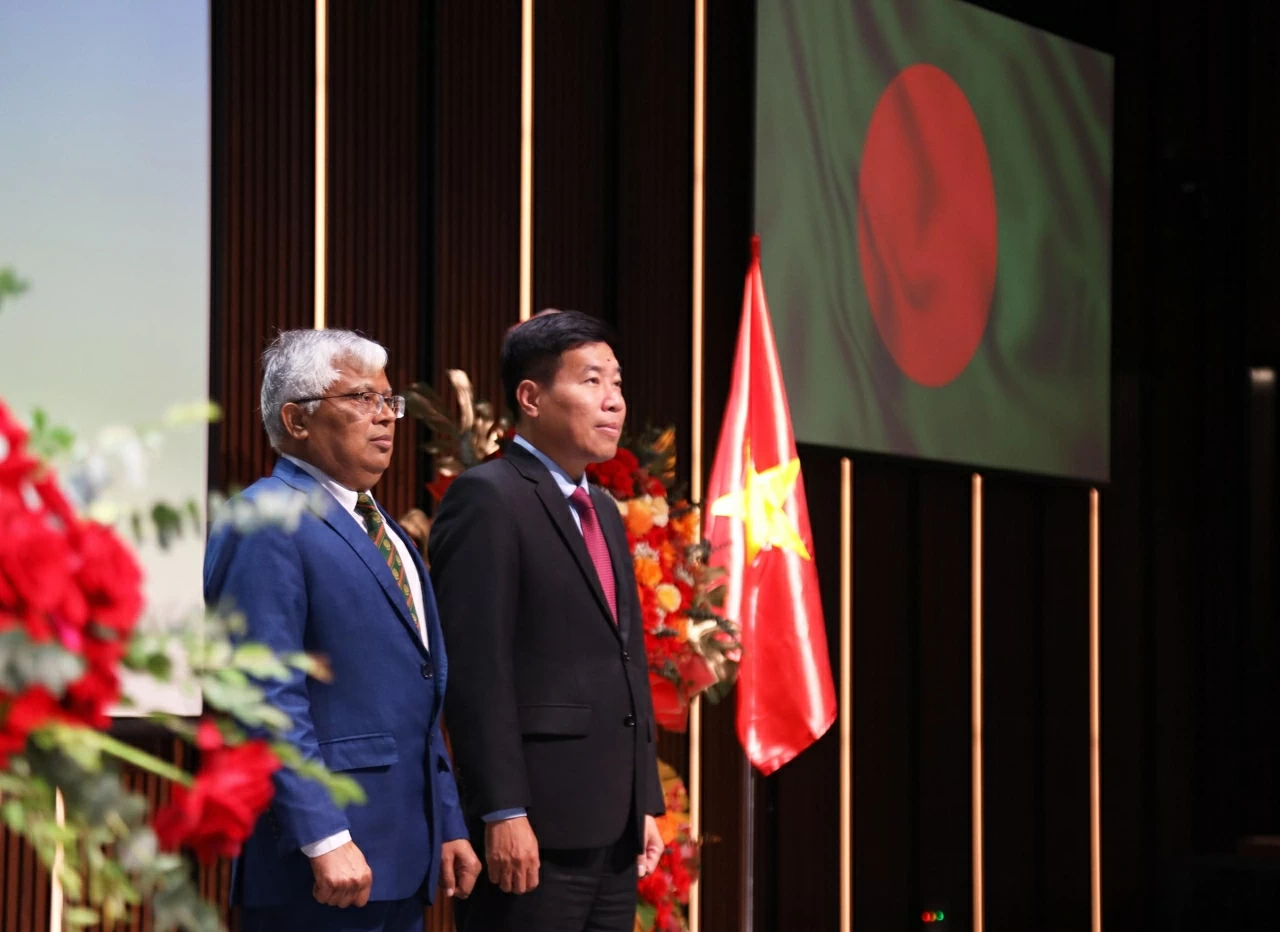 Ủy viên Trung ương Đảng, Phó Bí thư Thường trực Đảng ủy, Thứ trưởng Ngoại giao Nguyễn Mạnh Cường và Đại sứ Bangladesh tại Việt Nam Md. Lutfor Rahman thực hiện nghi lễ Chào cờ. (Ảnh: Thành Long)
