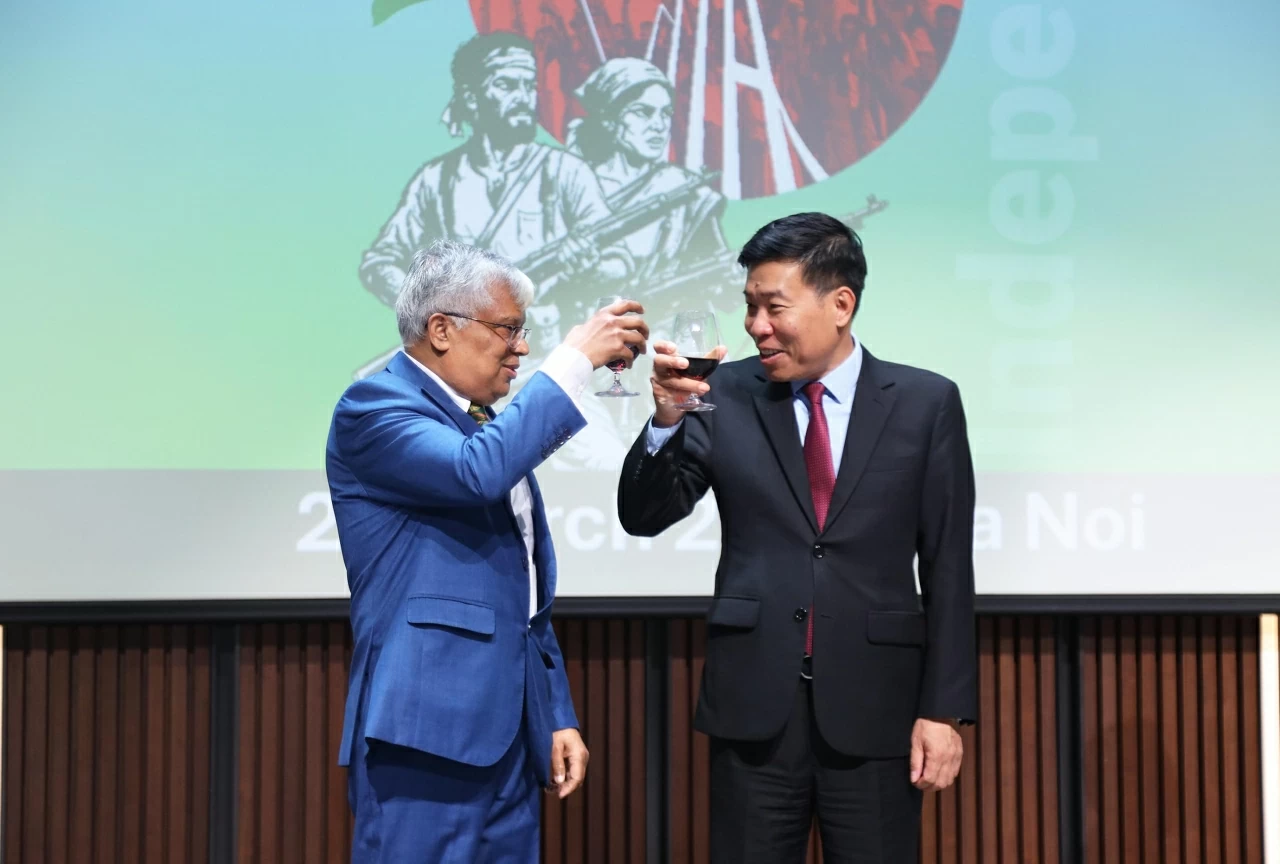 Thứ trưởng Ngoại giao Nguyễn Mạnh Cường và Đại sứ Bangladesh tại Việt Nam Md. Lutfor Rahman nâng ly chúc mừng mối quan hệ tốt đẹp giữa Việt Nam - Bangladesh. (Ảnh: Thành Long)