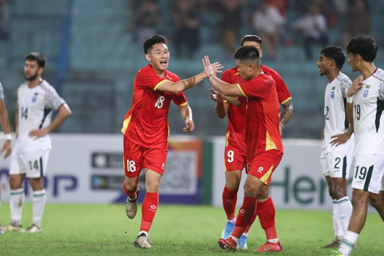 Thắng Bangladesh, đội tuyển Việt Nam tiến gần top 100 FIFA Thắng Bangladesh, đội tuyển Việt Nam tiến gần top 100 FIFA