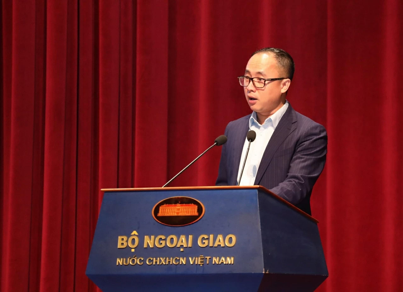 Uỷ viên Ban chấp hành Đảng uỷ Bộ, Bí thư Đoàn Thanh niên Bộ Ngoại giao Nguyễn Đồng Anh phát biểu mở đầu Chương trình. (Ảnh: Thành Long)