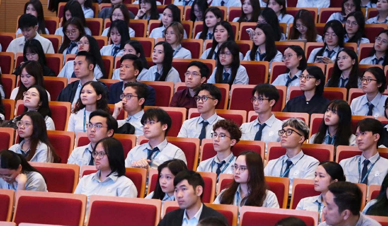 Buổi Đối thoại có sự tham dự của đông đảo thanh niên từ Học viện Ngoại giao. (Ảnh: Thành Long)