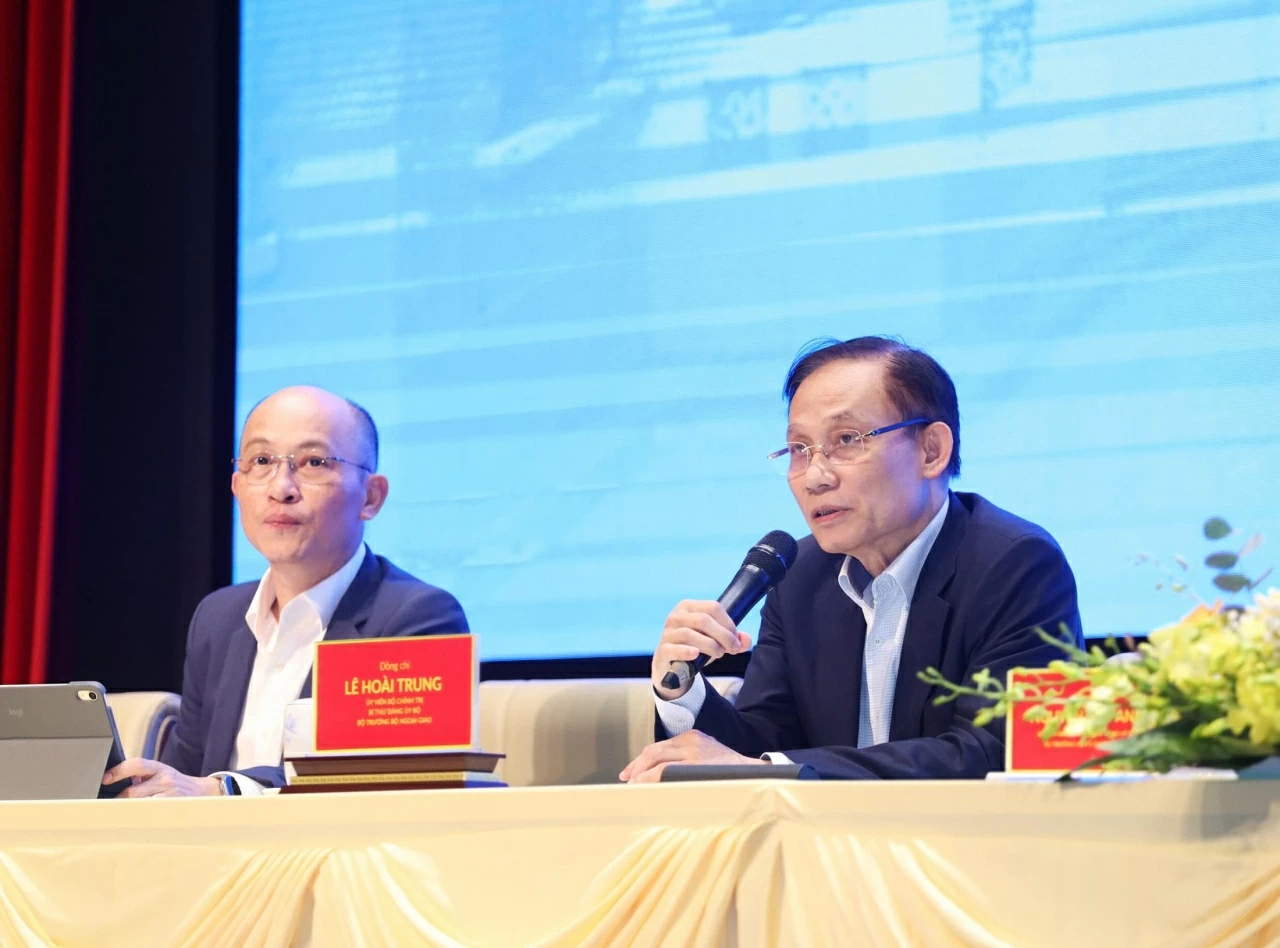 Bộ trưởng nhấn mạnh tư duy phản biện chính là năng lực cốt lõi mà thế hệ trẻ cần trau dồi. Bộ trưởng nhấn mạnh tư duy phản biện chính là năng lực cốt lõi mà thế hệ trẻ cần trau dồi.