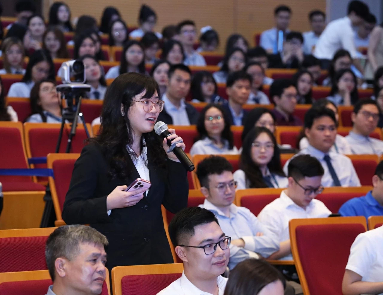 Bạn Phạm Trang Nhã, chuyên viên Vụ Luật pháp và Điều ước quốc tế đặt câu hỏi tại buổi Đối thoại. (Ảnh: Thành Long)