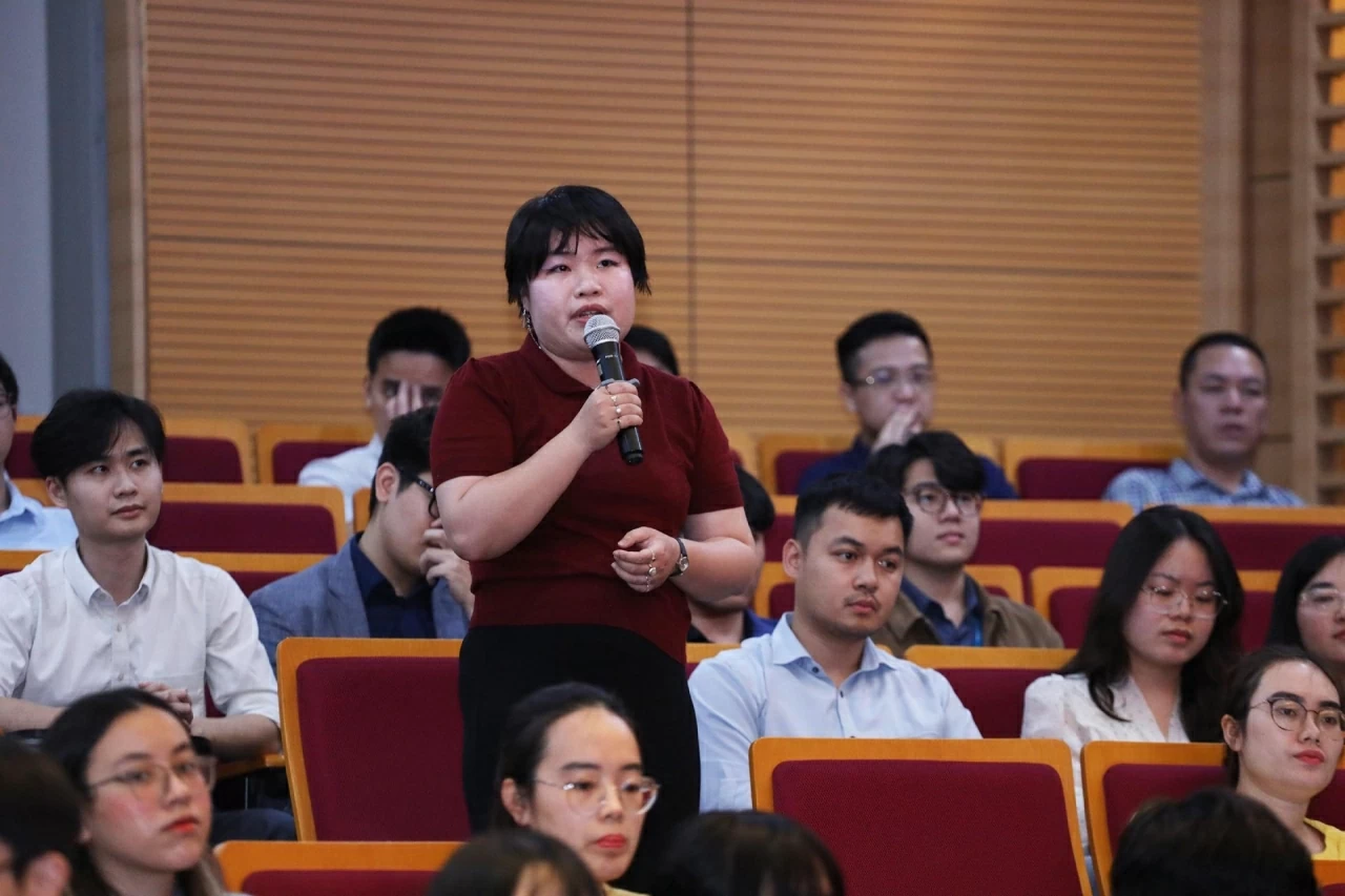 bạn Hồ Trâm Anh, chuyên viên Cục Lễ tân Nhà nước và Phiên dịch Đối ngoại bạn Hồ Trâm Anh, chuyên viên Cục Lễ tân Nhà nước và Phiên dịch Đối ngoại