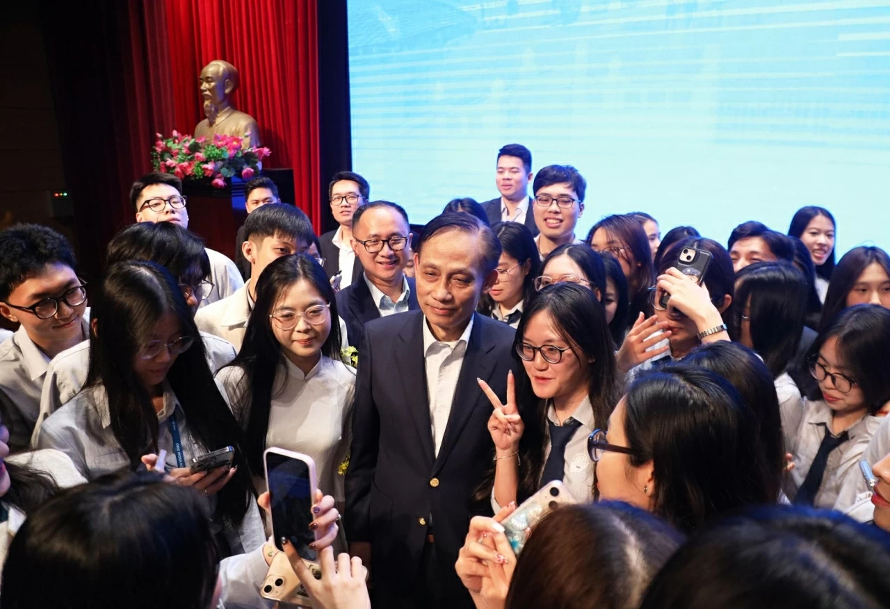 Ủy viên Bộ Chính trị, Bí thư Đảng ủy, Bộ trưởng Ngoại giao Lê Hoài Trung giao lưu cùng các bạn trẻ từ Học viện Ngoại giao. (Ảnh: Thành Long) Ủy viên Bộ Chính trị, Bí thư Đảng ủy, Bộ trưởng Ngoại giao Lê Hoài Trung giao lưu cùng các bạn trẻ từ Học viện Ngoại giao. (Ảnh: Thành Long)